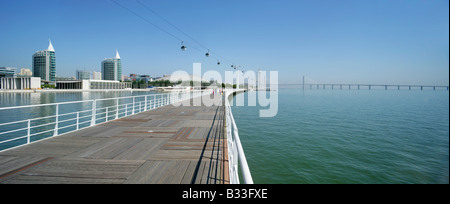 Blick über Olivais Dock Pavilhao de Portugal (links), Pavilhao Atlantico und Ponte Vasco de Gama, Lissabon, Portugal. Stockfoto