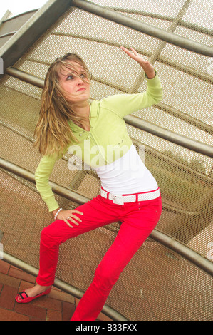 junge Frau, die starkem Wind trotzen Stockfoto