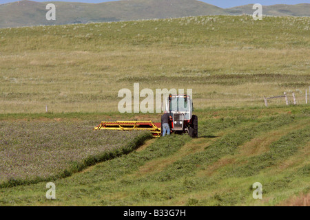 Fame auf Schleppermotor Alphafa Erntezeit arbeiten Stockfoto