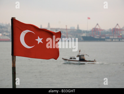 Die türkische Flagge fliegt hoch über das Goldene Horn an einem Wintermorgen in Istanbul. Stockfoto