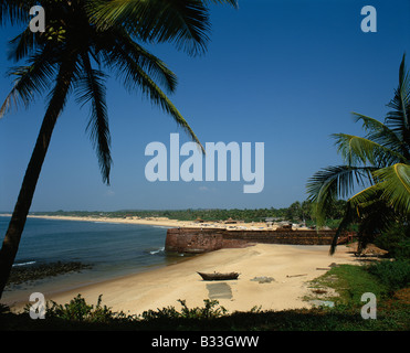 Übersicht von Fort Aguada Beach mit Candolim im Hintergrund, Goa, Indien Stockfoto