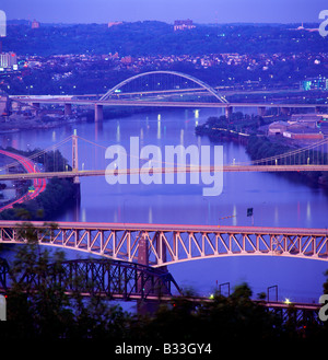 ABENDDÄMMERUNG ANSICHT DES MONONGAHELA RIVER EAST & BRÜCKEN MOUNT WASHINGTON, PITTSBURGH, PENNSYLVANIA Stockfoto