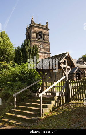 UK Cheshire Knutsford Rostherne Dorf St. Marys Church mit 1640 selbstschließend Lynch Tor Stockfoto