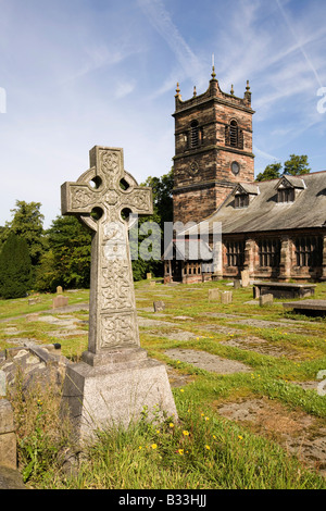 UK Cheshire Knutsford Rostherne Dorf St. Marys Kirche keltische Kreuz Grabstein im Friedhof Stockfoto