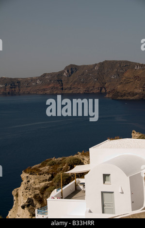 Santorini Hotel Villa Blick über Hafen von Oia ia Stadt Thira Ägäis-griechische Inseln Griechenland Mittelmeer Stockfoto