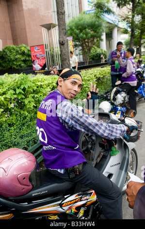 Monsun (Motorrad-Taxi) Fahrer in Bangkok, Thailand Stockfoto