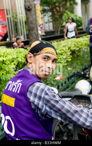 Monsun (Motorrad-Taxi) Fahrer in Bangkok, Thailand Stockfoto