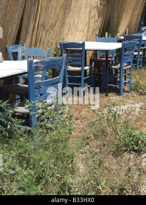 Stühle und Tische in geschlossenen außen restaurant Stockfoto