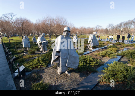 Die Statuen der Soldaten in einem Zug marschieren behutsam über ein Feld in das Korean War Veterans Memorial in Washington, DC. Stockfoto