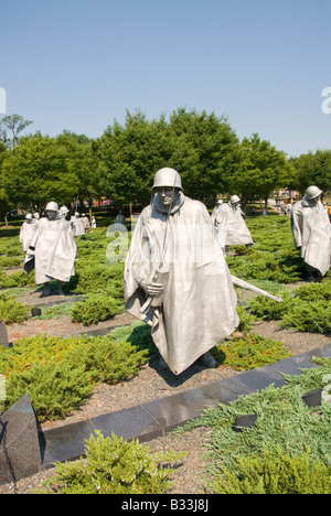 Die Statuen der Soldaten in einem Zug marschieren behutsam über ein Feld in das Korean War Veterans Memorial in Washington, DC. Stockfoto