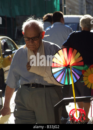 Spielzeug-Windmühle auf Straße in Athen Griechenland Stockfoto