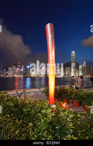 Replik der Olympischen Fackel für die Olympischen Spiele in Peking auf Kowloon Waterfront, Hong Kong Stockfoto