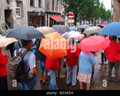 geführte Tour durch die Innenstadt von Delft im Regen, Niederlande Stockfoto