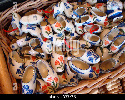 dekorierte Steingut clogs auf dem Display im Souvenirladen Delft Niederlande Stockfoto