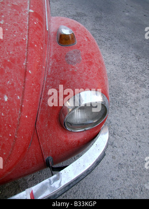 schmutzigen roten Vw Käfer Oldtimer im Straße aufgegeben Stockfoto