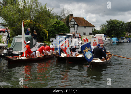 Die Swan Upping Boote machen ihren Weg flussaufwärts auf der Themse zwischen Marlow und Henley-auf-Themse in Großbritannien Stockfoto