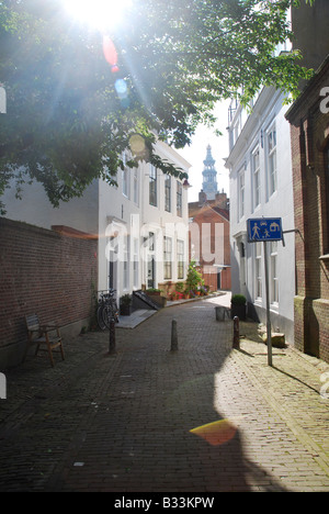 malerische Hintergrundbeleuchtung Gasse in Middelburg Zeeland Niederlande Stockfoto