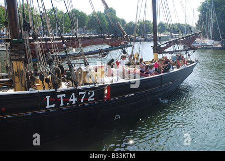 Segelschiff aus Rouaansekaai in der Nähe von Spijkerbrug Middelburg Zeeland Niederlande Stockfoto