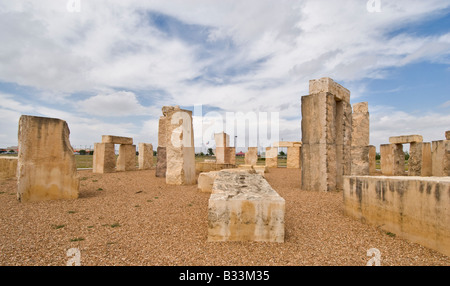 Texas Odessa Stonehenge Replikat befindet sich vertikal 70 Prozent vom Original aus Gründen der University of Texas von Permian Basin Stockfoto