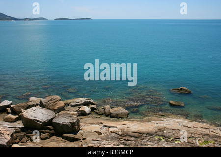 Blick auf Meer und Felsen aus Lad Koh Sicht, Koh Samui, Thailand. Stockfoto