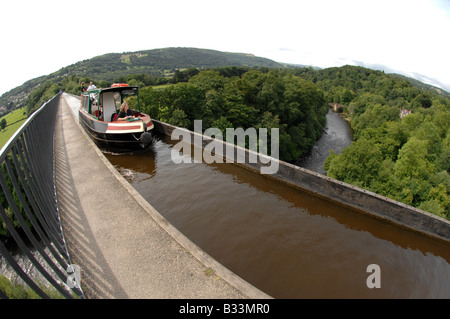 Narrowboat überquert den Fluss Dee über das von Thomas Telford bei Froncysyllte bei Wrexham gebaute Aquädukt Stockfoto