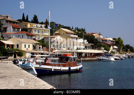 KASSIOPI HAFEN AN DER NORDKÜSTE DER GRIECHISCHEN INSEL KORFU. Stockfoto