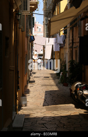 EINE SCHATTIGE BACKSTREET IN CORFU ALTSTADT. GRIECHISCHEN IONISCHEN INSEL KORFU. Stockfoto