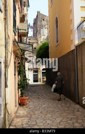 EIN BACKSTREET IN KORFU-STADT. GRIECHISCHEN IONISCHEN INSEL KORFU. Stockfoto