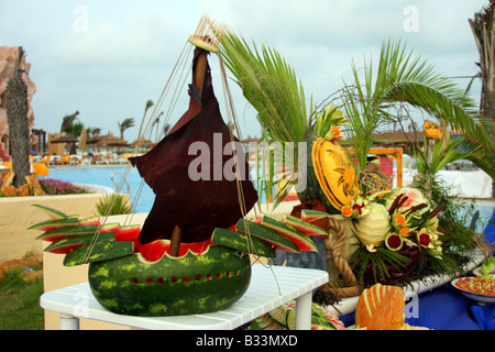 Einrichtung der tropischen Speisen und Obst am Pool. Stockfoto