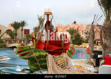 Einrichtung der tropischen Speisen und Obst am Pool. Stockfoto