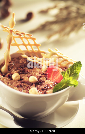 Schokoladendessert mit Haselnüssen Stockfoto