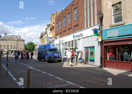 Käufer auf Kirche-Straße, Mansfield, Notts Stockfoto