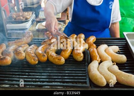 Grillen Würstchen am Piata Centrala Marktplatz in Chisinau Moldawien Europa Stockfoto