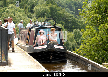 Narrowboat überquert den Fluss Dee über das von Thomas Telford bei Froncysyllte bei Wrexham gebaute Aquädukt Stockfoto