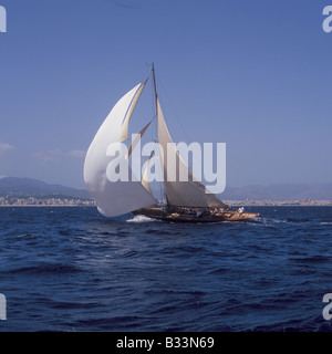 Szene während der XXIV TROFEO ALMIRANTE CONDE DE BARCELONA - Conde de Barcelona Classic Boote Segelregatta, Palma De Mallorca. Stockfoto