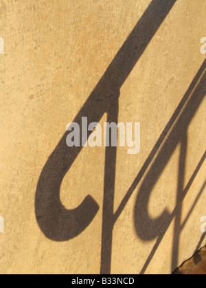 Handlauf Schatten an die Wand in der Sonne Stockfoto