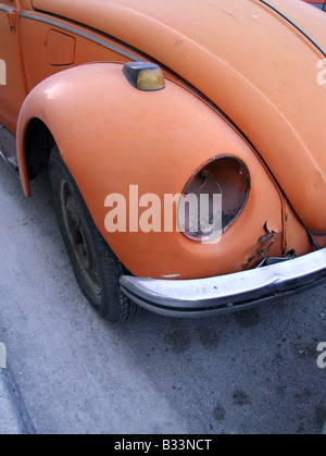 schmutzig orange Vw Käfer Oldtimer im Straße aufgegeben Stockfoto