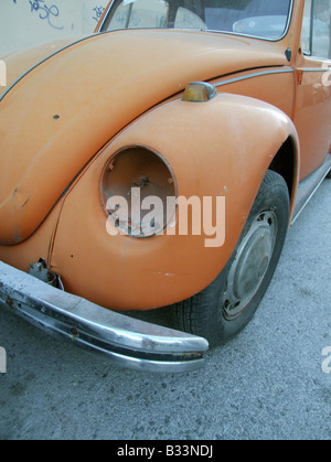 schmutzig orange Vw Käfer Oldtimer im Straße aufgegeben Stockfoto