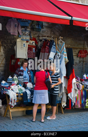 Stall entlang Müürivahe Verkauf von Kleidung aus Wolle in Tallinn Estland Europa Stockfoto
