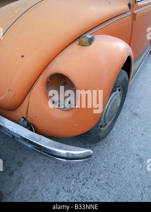 schmutzig orange Vw Käfer Oldtimer im Straße aufgegeben Stockfoto