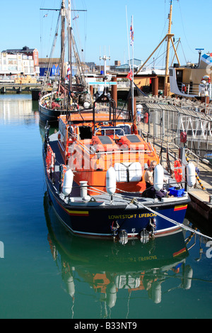 Rettungsboot festgemacht Lowestoft Haven Marina Associated British Ports East Anglia England uk gb Stockfoto