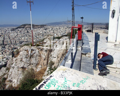 junger Mann schlafen, Lykavittos Hill Athen Griechenland Stockfoto