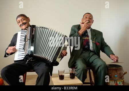 der 73 Jahre alte Zwillinge Joao und Fernando Nathis gerne busk, Lagos, Algarve, Portugal Stockfoto