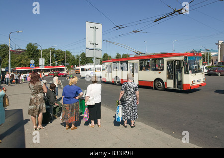 Warten auf einen Bus vor dem Bahnhof in Vilnius Litauen Stockfoto