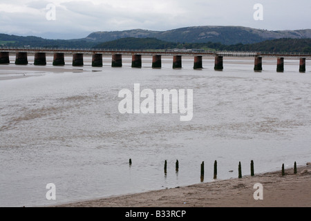 Arnside, Cumbria, Meer / Mündung, Eisenbahnbrücke, Brecher und Sandstrand. Stockfoto