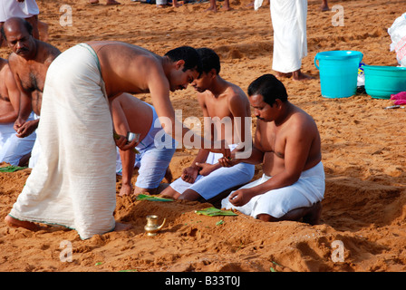 Vavu Bali oder Vavubali Tharpanam ist ein wichtiges Ritual beobachtet von Hindus in Kerala in Karkidakam im Juli bis August) Stockfoto