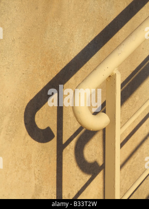 Handlauf Schatten an die Wand in der Sonne Stockfoto