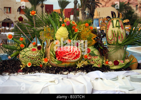 Einrichtung der tropischen Speisen und Obst am Pool. Stockfoto