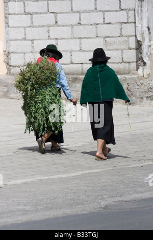 Frauen in weißen Hüten und Poncho, Guamote Markt, indischen Bauern Ecuador.Andes spanischen ethnische 71448 Ecuador Stockfoto