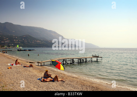 DER SANDSTRAND IM RESORT VON IPSOS AN DER OST KÜSTE VON KORFU. IONISCHEN GRIECHISCHE INSEL. Stockfoto